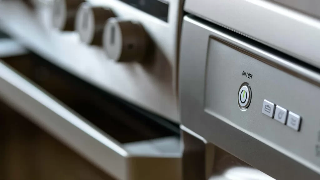 Equipo de trabajo atendiendo consultas y gestionando repuestos de electrodomésticos en un entorno profesional y cercano.